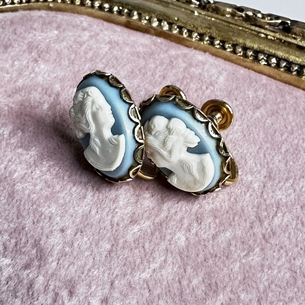 Vintage Gold Tone Blue & White Cameo Screw-back Earrings Mid-Century Modern MCM - Picture 1 of 9
